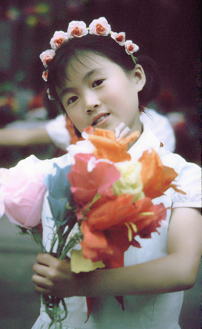 Loạt ảnh màu hiếm về Bắc Kinh được chụp vào những năm 1977 -1978 phần nào cung cấp cho độc giả góc nhìn chân thực về cuộc sống ở thủ đô Trung Quốc 4 thập kỷ trước. Ảnh: Một bé gái ở Bắc Kinh, 1977.