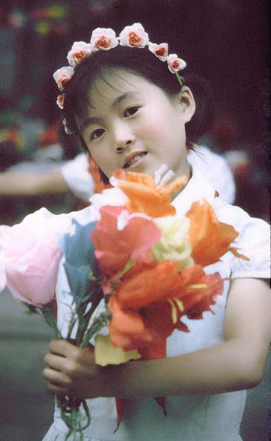 Loạt ảnh màu hiếm về Bắc Kinh được chụp vào những năm 1977 -1978 phần nào cung cấp cho độc giả góc nhìn chân thực về cuộc sống ở thủ đô Trung Quốc 4 thập kỷ trước. Ảnh: Một bé gái ở Bắc Kinh, 1977.