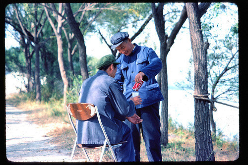 Hai người đàn ông uống Coca. Được biết, Mỹ dỡ bỏ lệnh cấm vận với Trung Quốc vào năm 1971 sau thành công của "ngoại giao bóng bàn", mở đường cho hàng hóa nước này "xâm nhập" thị trường tỉ dân.