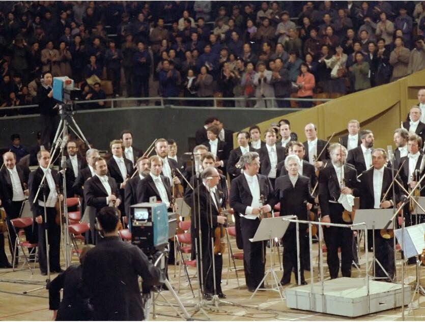 Dàn nhạc giao hưởng Berlin biểu diễn tại một sự kiện ở Bắc Kinh nhiều năm về trước. Mời độc giả xem thêm video: Tới thăm ngôi làng ở "tận cùng Trái đất" (Nguồn: VTC14)