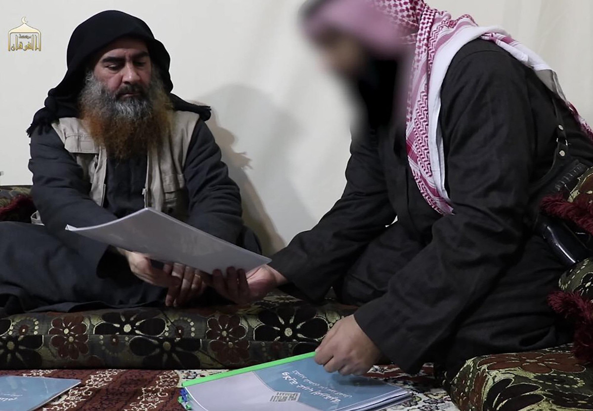 "Al-Baghadi chỉ còn là thủ lĩnh trên danh nghĩa. Ông ta không liên quan đến các hoạt động thường ngày (của IS) và tất cả những điều ông ta làm là nói có hoặc không, chứ không lên kế hoạch", vị quan chức cho hay. Ảnh: HST.