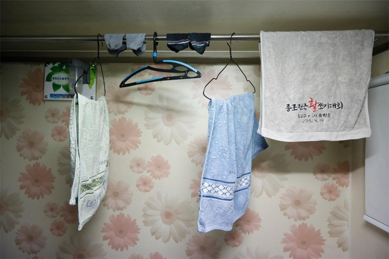 Kim phải tự giặt quần áo và phơi tạm trong nhà vì không có tiền mang ra hàng giặt.