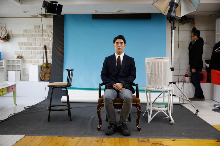 Hwang Hyeon-dong mặc chiếc áo vest và cà vạt mới đi mua cùng mẹ rồi đi chụp ảnh thẻ để chuẩn bị cho CV xin việc.