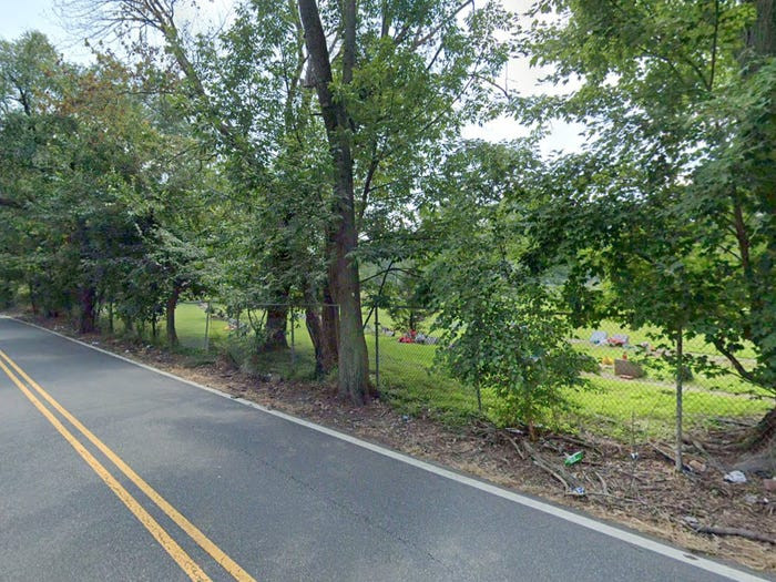 Annie's Road (Riverview Drive) - Totowa, New Jersey. Con đường được đặt tên theo Annie - một cô gái trẻ đã bị tai nạn tại đây vào những năm 1960. Nhiều tài xế lái xe qua con đường kỳ bí này kể họ đã nghe thấy những tiếng la hét, gặp sương mù bí ẩn và các thiết bị điện tử thì bị xáo trộn. Chưa kể, con đường này còn đi qua một nghĩa trang. Nguồn ảnh: Google Maps.