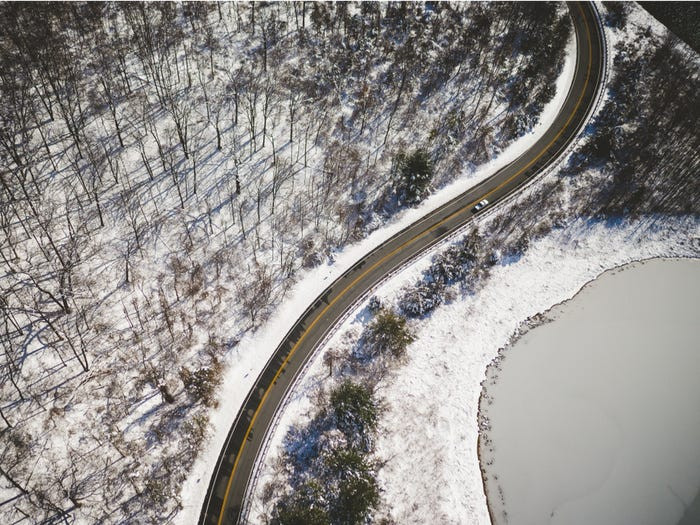 Đường Clinton ở West Milford, New Jersey: Theo truyền thuyết địa phương, một cậu bé "ma" sẽ trả lại tất cả những đồng xu người ta ném xuống con suối bên lề đường. Nhiều người kể rằng họ đã nhìn thấy hình ảnh phản chiếu của cậu bé này đó trên mặt nước. Khu vực này cũng nổi tiếng với nhiều câu chuyện về người ngoài hành tinh và các hoạt động thờ cúng Satan khiến người ta nổi gai ốc. Nguồn ảnh: Shutterstock