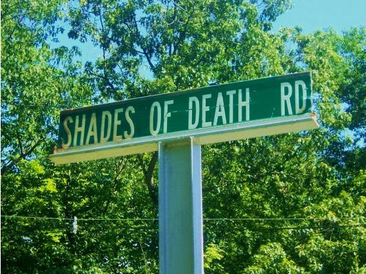 Đường Shades Of Death (Bóng Ma Tử Thần) - Hạt Warren, New Jersey. Cái tên kinh dị của con đường này có thể được bắt nguồn từ một chuỗi những vụ sát hại dã man vào khoảng những năm 1920 - 1930. Một số khác giải thích rằng đây là nơi bùng nổ dịch sốt rét kinh hoàng vào những năm 1850. Nguồn ảnh: Wikipedia.