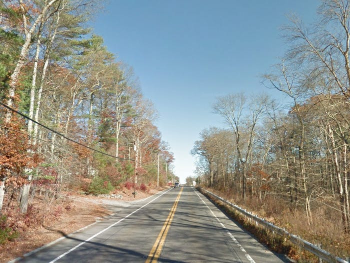 Quốc lộ 44 - Rehoboth, Massachusetts: Tài xế đi qua tuyến đường này kể lại rằng họ thường gặp một người đàn ông tóc đỏ mặc áo flannel và quần jean cười một cách ma quái với họ. Nguồn ảnh: Google Maps