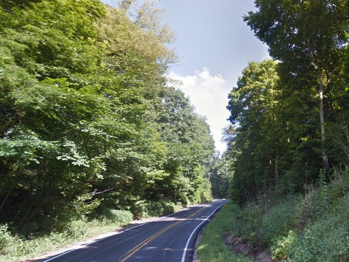 Đường Kelly - Ohioville, Pennsylvania: Con đường này gắn với câu chuyện về cái chết tang thương của một cặp đôi gặp tai nạn khi đi qua đây. Đó là khi chiếc xe của họ bị lật, người phụ nữ tử vong ngay lập tức còn người đàn ông phải chịu một cái chết thống khổ và từ từ. Người ta kể lại rằng âm thanh từ chiếc xe bị lật và tiếng rên rỉ kêu cứu vẫn "ám" con đường này đến ngày nay. Nguồn ảnh: Google Maps