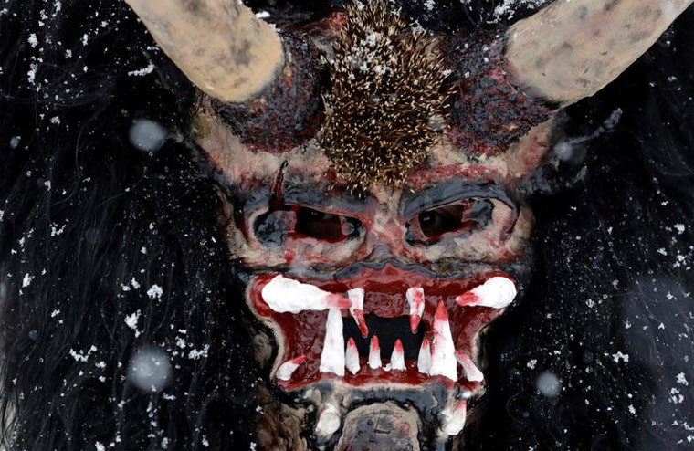 Khuôn mặt của một con quỷ được hóa trang rất kinh dị.