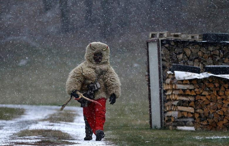 Một "con quỷ" đi dưới trời mưa tuyết. Mời độc giả xem thêm video: Thủ đô Berlin của Đức rực rỡ đón lễ Giáng sinh và năm mới (Nguồn: VTC14)