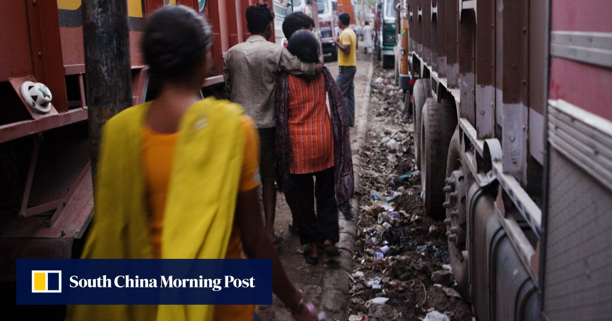 Khi phải tiếp khách, Rekha chỉ cố gắng làm nhanh cho xong vì cô không có cảm giác gì với những người đàn ông mua dâm đó.