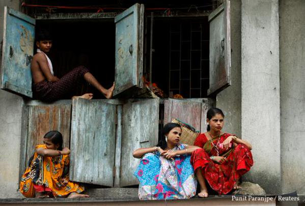 Gái mại dâm là những người bị ruồng bỏ trong xã hội Ấn Độ và họ không có cơ hội bỏ nghề. Nhiều phụ nữ Ấn Độ kiếm sống từ nghề mại dâm bị lừa bởi những người mà họ từng tin tưởng. Có người bị người yêu ép phải trốn đi với anh ta rồi bị chính anh ta bán vào động mại dâm, người thì bị bạn của anh trai bắt cóc. Tuy nhiên, có một số người tự nguyện làm gái mại dâm vì không có cách nào khác để kiếm sống.