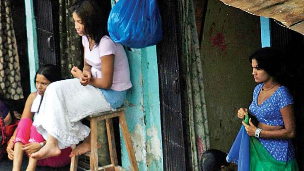 Cùng với vài phụ nữ khác, Rekha ngủ ở hành lang của nhà thổ, họ chung nhau nhà tắm và nhà bếp. Khi không có khách, Rekha thích ở nhà và không bao giờ đi ra ngoài trừ trường hợp khẩn cấp.