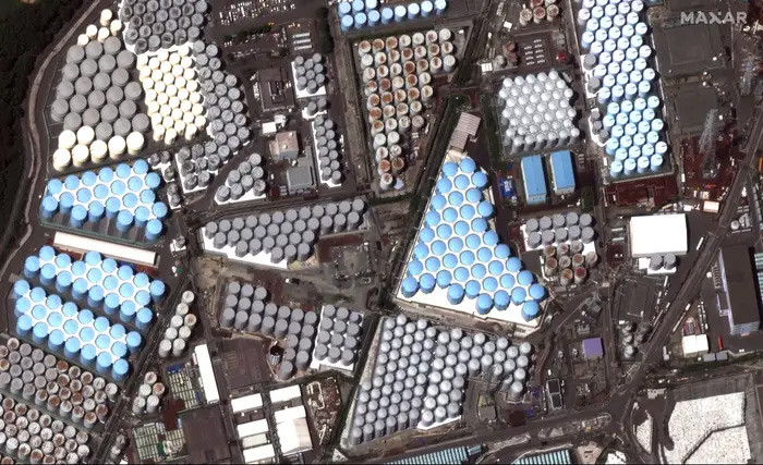 Các containter chở chất thải phóng xạ ở Fukushima chất chồng trong bức ảnh chụp vào ngày 8/10/2019.