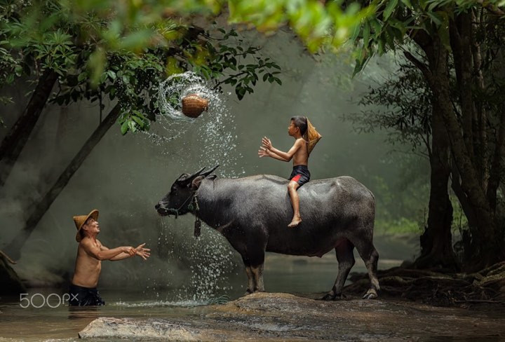 Giây phút bình yên của hai cha con tại một vùng quê Thái Lan. (Ảnh: Visoot Uthairam)