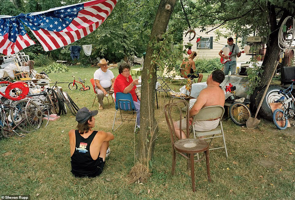 Mọi người tham gia bữa tiệc ngoài trời ở Grand Isle, Vermont, Mỹ. (Ảnh: Sheron Rupp)
