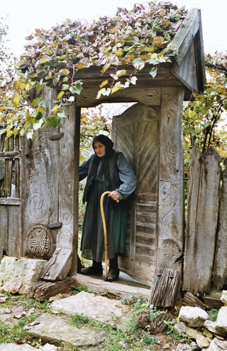 Một cụ bà ở Inaktelke, Rumani. (Ảnh: nicoversteeg/Flickr)