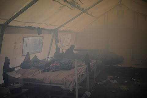 Khói từ những ngọn lửa sưởi ấm phủ kín những căn lều.