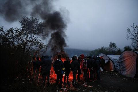 Một nhóm người đang cố gắng sưởi ấm từ lửa trại. Mời độc giả xem thêm video: Lao động nhập cư bị đối xử tàn nhẫn ở Qatar (Nguồn: VTC14)