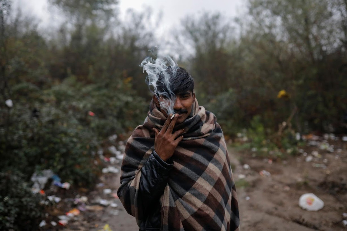 40.000 người đã nhập cư vào Bosnia kể từ 2018 và chính quyền nước này vẫn đang đau đầu tìm cách thu xếp chỗ ở cho họ. Chính phủ cho biết họ đã tìm được nơi ở thay thế cho khu trại Vucjak nhưng chưa được chính quyền địa phương đồng ý. Ảnh: Một người nhập cư tại trại Vucjak.