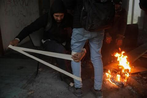 Hai người nhập cư đang chuẩn bị cho chuyến đi vượt biên vào Croatia.