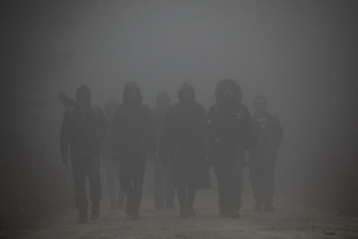 Phần lớn đồ ăn và nhu yếu phẩm được cung cấp bởi tổ chức Chữ thập Đỏ tại địa phương. Nhiều người nhập cư phàn nàn về chất lượng sống tại khu trại và cho rằng nơi này "không dành cho con người". Nhiều nhóm người từ Syria cho biết họ đã cố gắng vượt qua biên giới Croatia nhưng bị cảnh sát nước này chặn lại. Ảnh: Một nhóm người nhập cư từ Syria trở về sau khi nỗ lực đi qua biên giới Croatia thất bại.