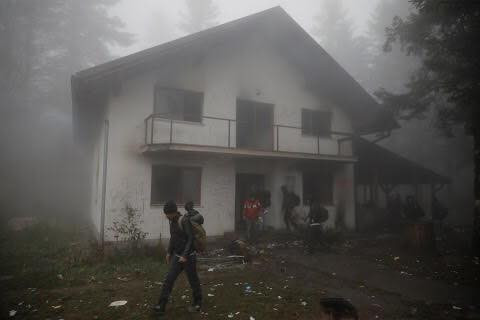 Một căn nhà bỏ hoang được sử dụng làm nơi trú ẩn trong trại Vucjak.