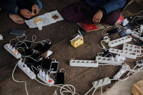 Người nhập cư đang sạc điện thoại trong trại Vucjak.