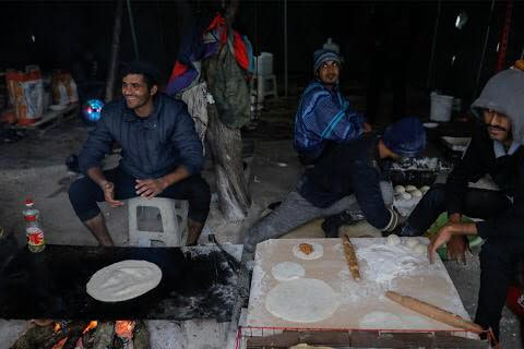 Quang cảnh chuẩn bị bữa ăn tại trại Vucjak.