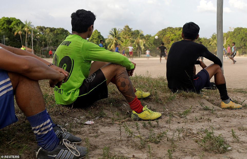 Cũng như nhiều thanh thiếu niên khác khắp đất nước Nam Mỹ này, giới trẻ Tembe rất đam mê môn thể thao vua.