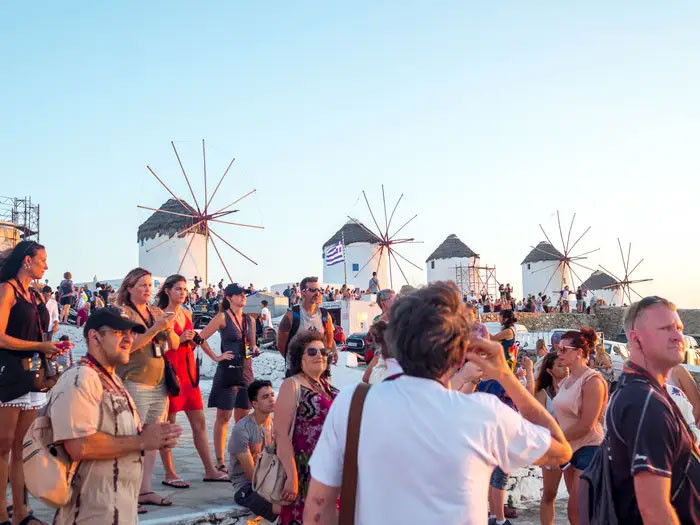 Các điểm du lịch ở Mykonos luôn đông nghịt du khách.