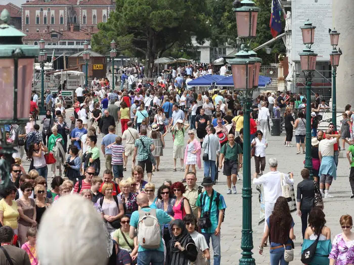 Khi bạn đổi sang đi lại trên phố để tham quan thì tình hình cũng không khả quan hơn là mấy. Các con phố của Venice cũng rất đông đúc và rất ít không gian xanh khiến khách du lịch thấy mệt mỏi khi đi dưới thời tiết nắng nóng.