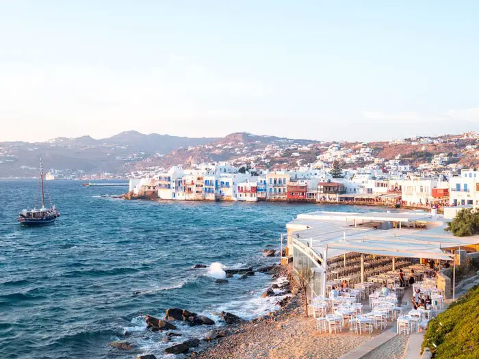 Đảo Mykonos, Hy Lạp, nổi tiếng là điểm du lịch và tổ chức tiệc tùng của các triệu phú. Nhưng Mykonos hiện nay đang bị khai thác quá nhiều và rất nhiều người đổ tới đây du lịch khiến giá dịch vụ cũng tăng cao.