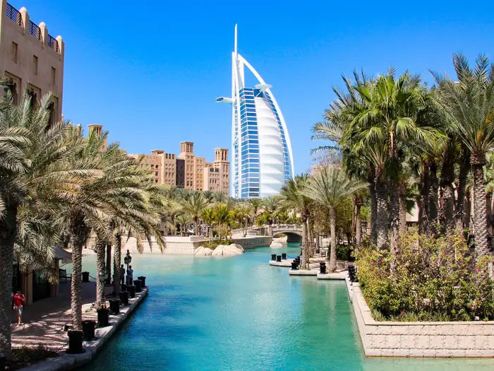 Dubai nổi tiếng với khách sạn sang trọng nhất thế giới, Burj Al Arab Jumeirah, với giá phòng thấp nhất là 3.500 USD/đêm và nhà hàng trong khách sạn có bể cá khổng lồ. Nhưng nhiều du khách tới Dubai lại thấy thành phố này hoàn toàn không gây ấn tượng, nhân tạo và thiếu nét đẹp văn hóa.