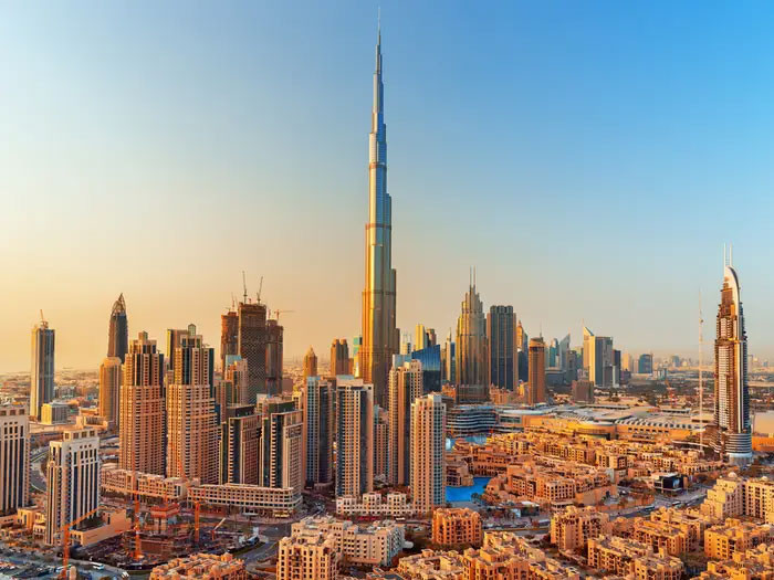 Dubai là một trong những địa điểm du lịch "sang chảnh" nhất thế giới, nổi tiếng với những cửa hàng và khách sạn xa hoa, những trung tâm thương mại khổng lồ và kiến trúc vô cùng hiện đại.