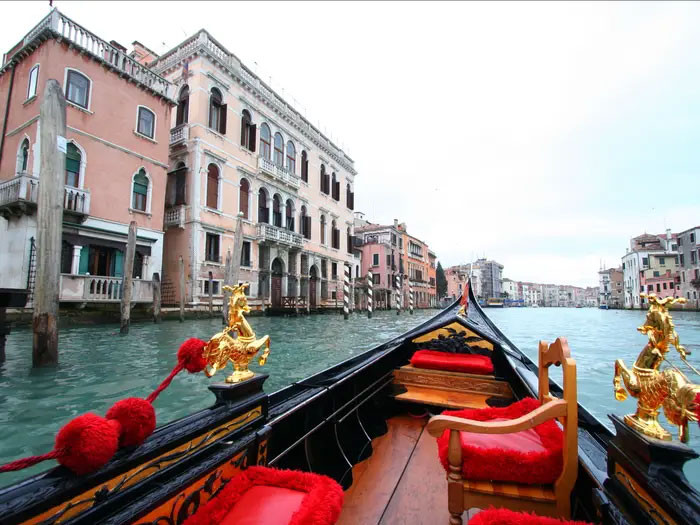 Thảnh thơi ngồi trên thuyền ngắm cảnh thành phố Venice (Italy) là một trải nghiệm khách du lịch nào cũng mong muốn khi tới "thành phố nổi" này.