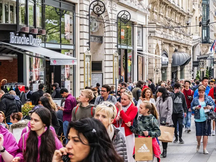 Tuy nhiên, hầu như lúc nào cũng vậy, bạn sẽ khó có thể di chuyển trên các con phố ở đại lộ Champs Elysées vì dòng người du lịch quá đông.