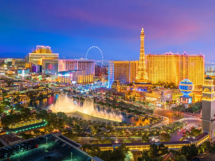 Mọi người từ khắp nơi trên thế giới đổ về Las Vegas (Mỹ) để tiệc tùng, chơi bài và tổ chức các bữa tiệc chia tay đời độc thân. Tới Las Vegas, du khách ở trong các khách sạn đắt tiền, xem các show nổi tiếng, vào casino đánh bạc. Nhưng thành phố này không phải lúc nào cũng vui vẻ như mọi người nghĩ.
