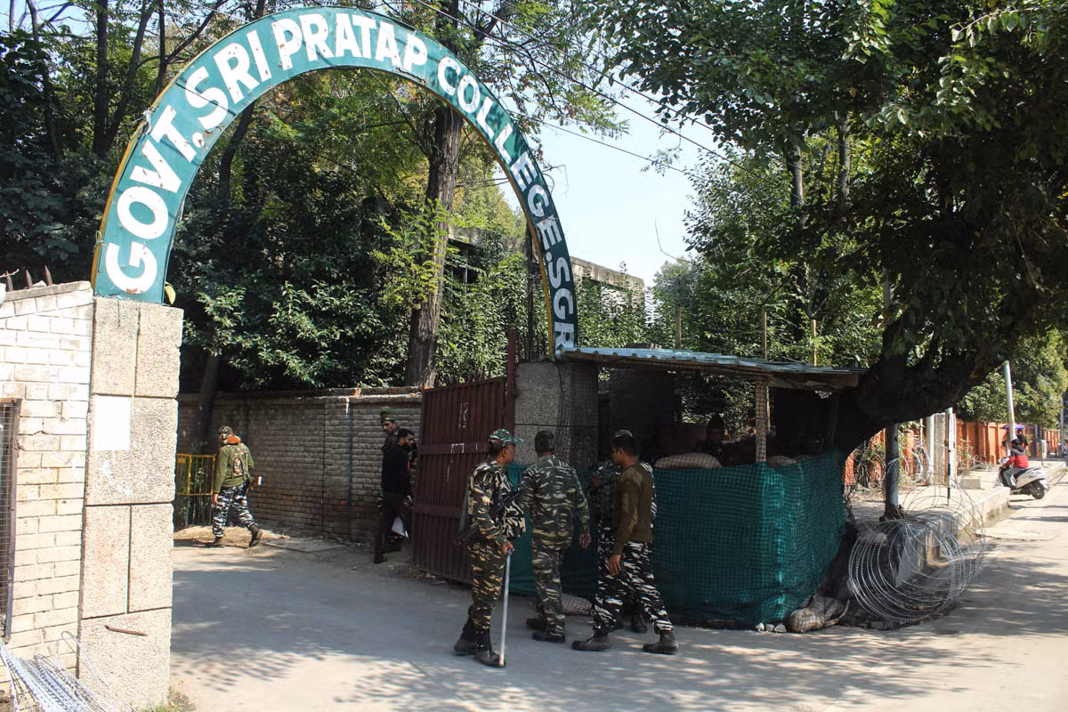 Các ngôi trường cũng bị dựng rào chắn và trạm gác bởi quân đội. Dù được tuyên bố vẫn mở cửa, phụ huynh Kashmir lo sợ và không muốn gửi con đi học.