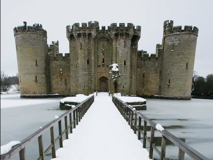 Lâu đài Bodiam ở Sussex (Anh) được một hiệp sĩ của Quốc vương Edward III, người định sử dụng nó làm trang viên kiên cố cho gia đình, xây dựng vào năm 1385. Sau khi dòng họ này không còn ai, lâu đài được đổi chủ vài lần cho tới khi nó bị bỏ hoang vào thế kỷ thứ 17. Mãi đến năm 1925, Bodiam mới được sửa chữa. Ngày nay, lâu đài bỏ hoang này lại trở thành một điểm thu hút khách du lịch. (Nguồn ảnh: Business Insider)
