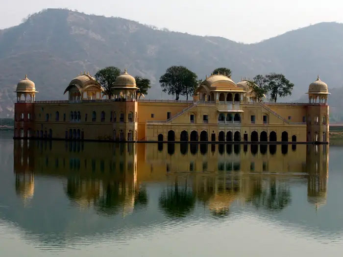 Jal Mahal là một cung điện “nổi” ở giữa hồ nhân tạo ở Jaipur, Ấn Độ. Thực tế, bốn tầng của cung điện chìm dưới nước. Nó được xây từ thế kỷ 16 để làm nơi nghỉ ngơi trong các lần đi săn của quan chức địa phương. Hạn hán, xây dựng đập, mở rộng hồ đã khiến cung điện bị chìm sau 1 thế kỷ xây dựng. Hiện có thông tin rằng chính quyền dự định chuyển những tàn tích nguy nga từng bị nhấn chìm thành một nhà hàng.