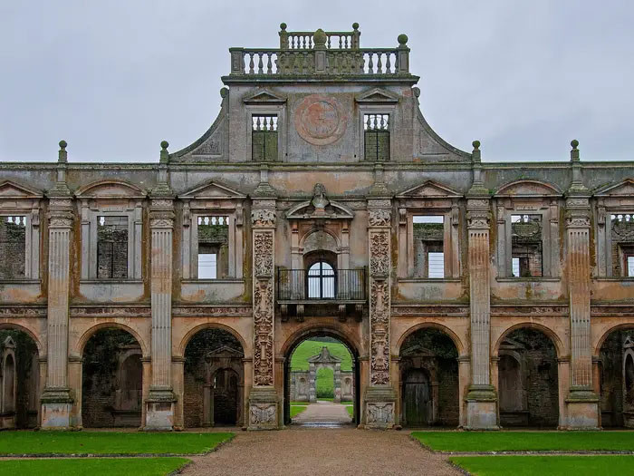 Kirby Hall ở Northamptonshire, Anh, là một trang viên xây dựng năm 1570 cho gia đình Đại Pháp quan thời Nữ hoàng Elizabeth I. Tuy nhiên, công trình bị bỏ hoang từ năm 1810. Mặc dù đã bị hủy hoại nhưng nó vẫn được cơ quan Di sản Anh gìn giữ và tổ chức các tour du lịch tới thăm quan khu vực này. Nơi đây cũng được một đoàn làm phim thuê làm phim trường.