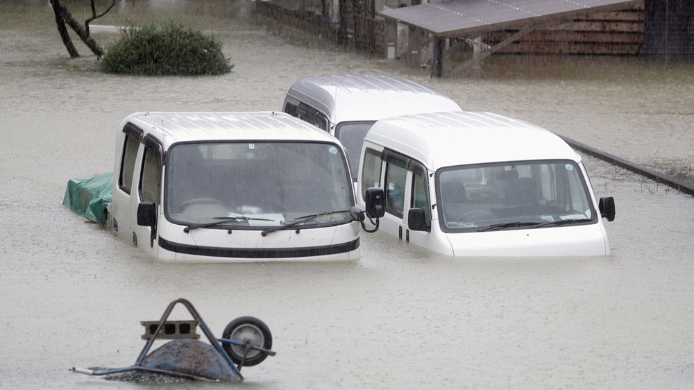 Xe cộ ngập trong nước tại một khu dân cư ở Ise, tỉnh Mie. (Ảnh: Reuters)