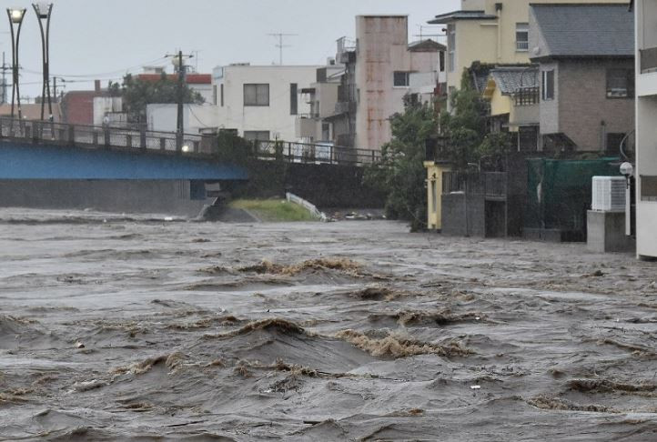 Nước lũ tràn bờ sông Kano, tỉnh Shizuoka. Siêu bão Hagibis kết hợp với triều cường đã gây ra lũ lụt diện rộng tại nhiều địa điểm tại Nhật Bản. (Ảnh: Mainichi)