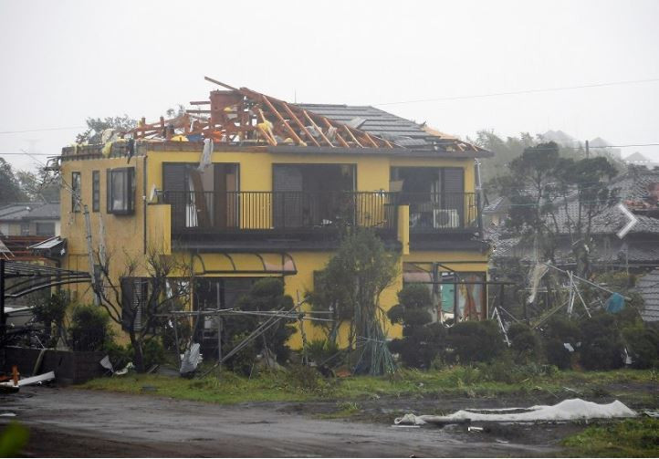 Một ngôi nhà bị tốc mái ở tỉnh Chiba. Tỉnh Chiba vẫn đang chật vật hồi phục sau cơn bão Faxai mới đổ bộ chỉ vài tuần trước. (Ảnh: Mainichi)