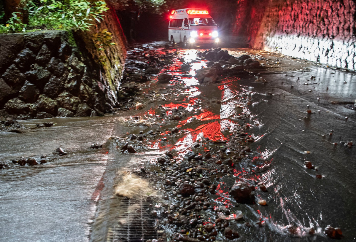 Cảnh tượng bên ngoài một khách sạn ở Sengokuhara, tỉnh Hakone. (Ảnh: EPA)