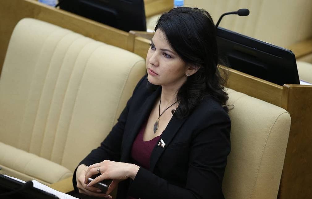 Theo thông tin từ Đại sứ quán Nga tại Mỹ, nữ nghị sĩ Nga Inga Yumasheva, 34 tuổi, đã bị Cục điều tra Liên bang Mỹ (FBI) thẩm vấn suốt 1 giờ tại một sân bay ở New York hôm 5/10. Ảnh: TASS.