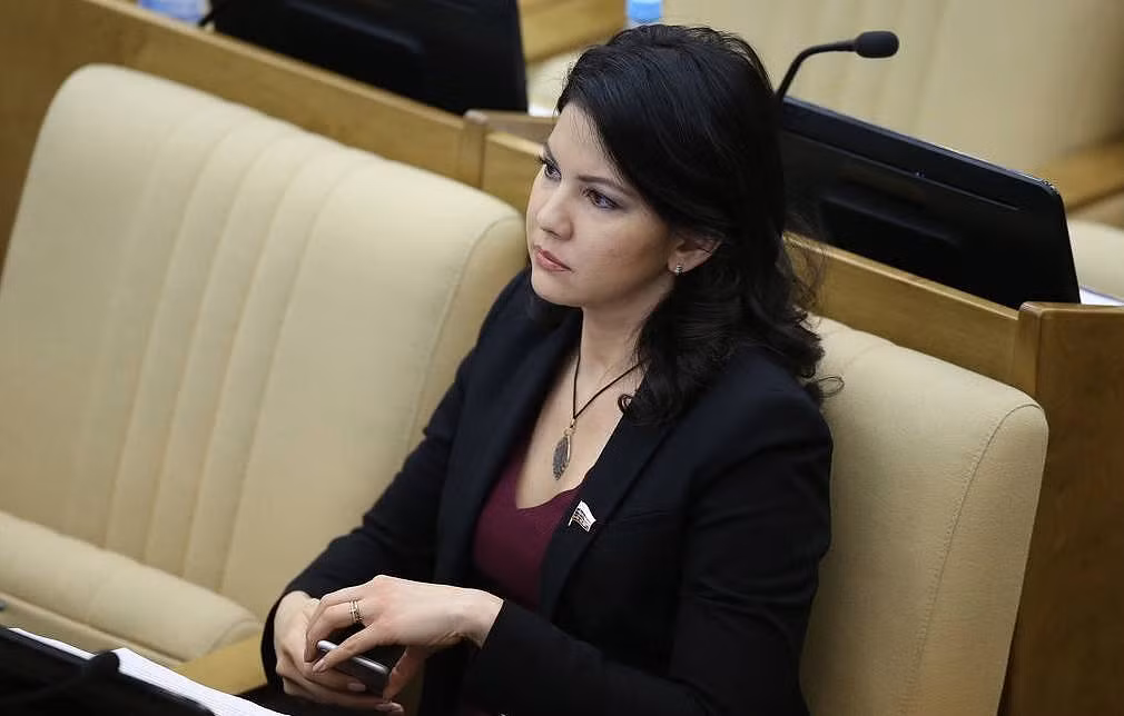 Theo thông tin từ Đại sứ quán Nga tại Mỹ, nữ nghị sĩ Nga Inga Yumasheva, 34 tuổi, đã bị Cục điều tra Liên bang Mỹ (FBI) thẩm vấn suốt 1 giờ tại một sân bay ở New York hôm 5/10. Ảnh: TASS.