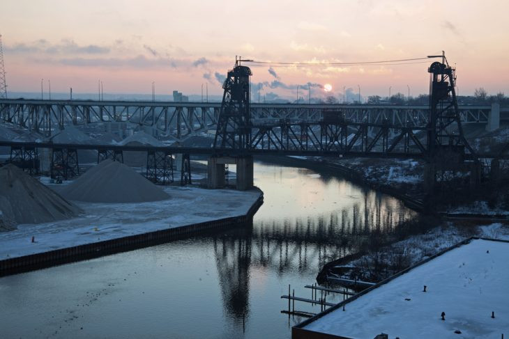 Đối phó với tình trạng ô nhiễm nguồn nước, chính quyền Mỹ đã ban hành nhiều đạo luật quy định về nguồn nước như Đạo luật Nước Sạch năm 1972, hay gần đây nhất là Đạo luật về tài chính và nâng cấp cơ sở hạ tầng cung cấp nước được Quốc hội Mỹ thông qua năm 2014. Ảnh: Sông Cuyahoga (Mỹ) - một trong những con sông ô nhiễm nhất nước này.