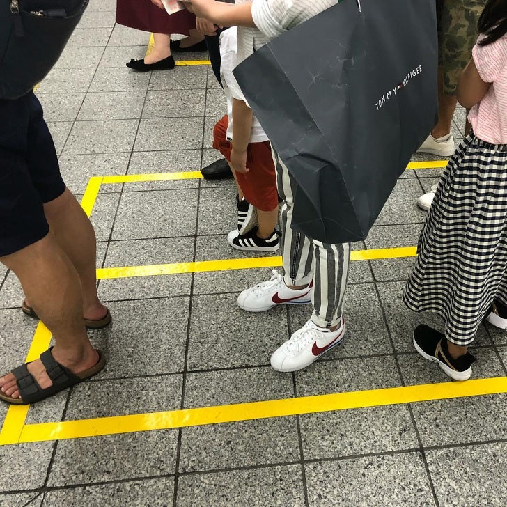 Khi đứng đợi một chuyến tàu điện ngầm chuẩn bị tới, hành khách đứng dọc theo đường đánh dấu vị trí cửa của những khoang tàu và khi tàu tới, không ai chen lấn xô đẩy mà thứ tự lần lượt lên tàu rất trật tự.